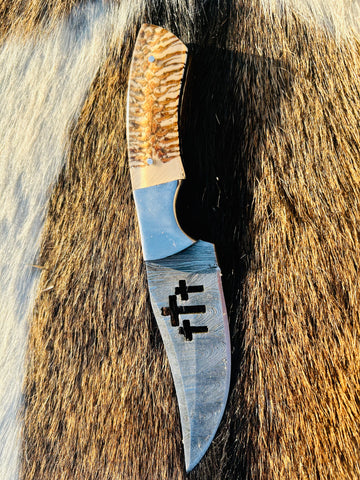 Close-up of pinecone resin handle with visible texture
